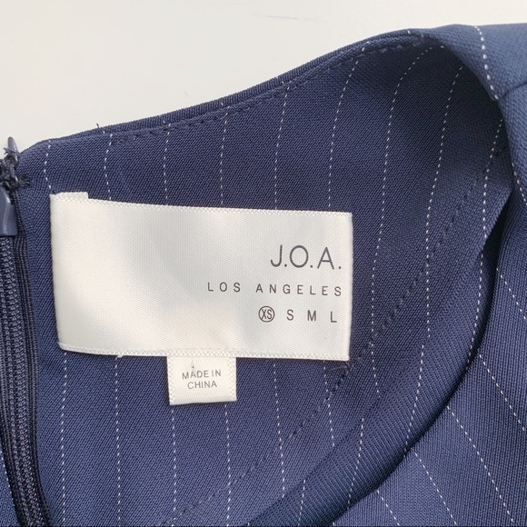 J.O.A Los Angeles • Pinstripe Bell Sleeves‎ Tie Wrist Top in Navy Blue, Size XS - Picture 3 of 11